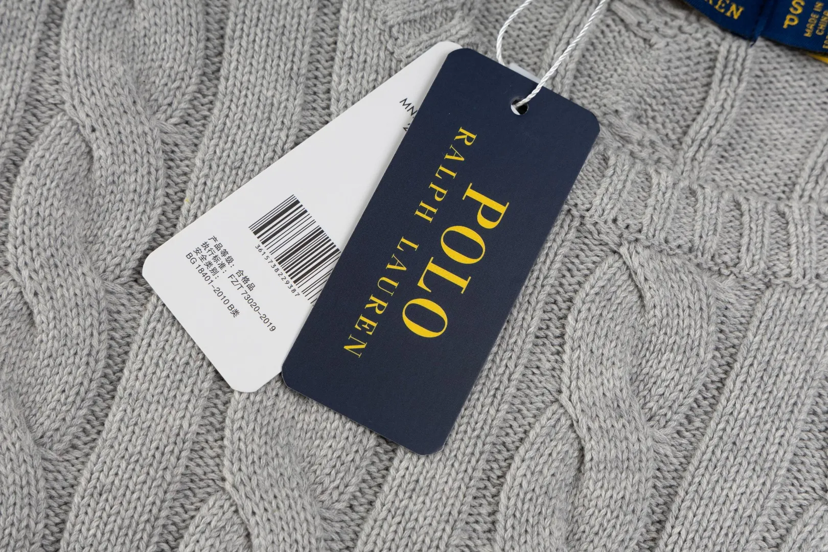 P220 #R91 RALPH LAUREN Ralph Lauren fourteen colors classic small label embroidery round neck pullover cable cardigan sweater men's top, high-density LOGO embroidery on the chest, original customization of tag accessories. Made of pure cotton yarn, pure cotton is skin-friendly and comfortable, small label war horse embroidered twist button round neck sweater 🐎 high quality, follow the blogger to learn how to wear it! Let’s buy a Ralph Lauren cable sweater. It’s a super hard-to-find series after it became popular. It’s hard to find one on the official website. It’s simple and practical to wear, with a lazy and loose feel. The thickened fabric has more texture, feels soft and delicate, and has a loose fit. Whether worn alone or layered, you can wear different styles of fashion with just one piece!   Size：XS S M L Sleeve length: 59/60/61/62/63